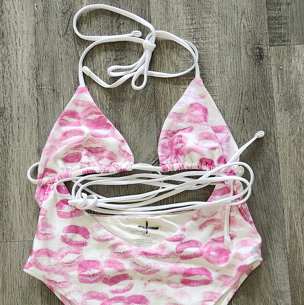 New!Frankies Bikini x Sydeney Sweeney Gemma‎ Kiss Print One Piece Swimsuit